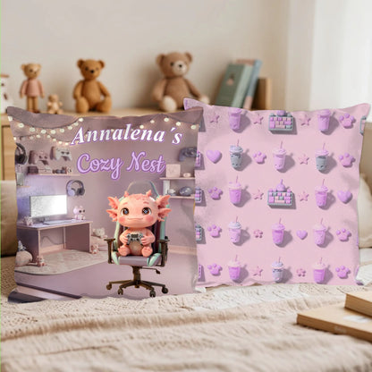 zwei-gemuetliche-kawaii-gaming-kissen-vorderseite-mit-axolotl-und-rueckseite-mit-mini-tastaturen-und-bubble-tea-als-cozy-gaming-deko-auf-einer-couch