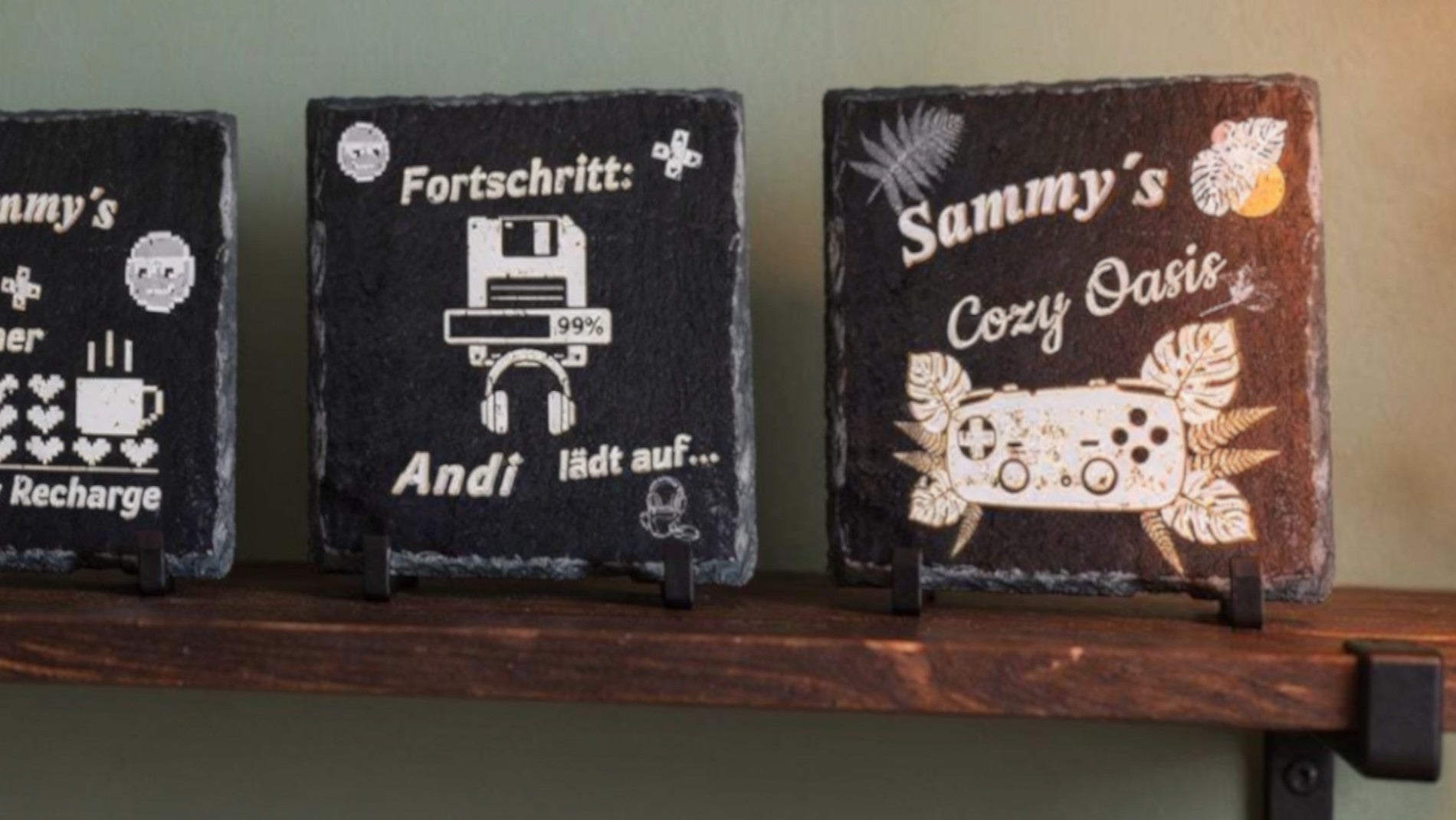 personalisierte-gamertag-schilder-aus-schiefer-im-botanical-design-und mit-minimalistischen-retro-design-mit-standfuss-auf-einem-holzregal