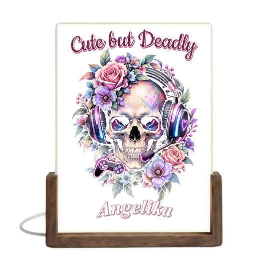 cute-but-deadly-design-mit-totenkopf-headset-blumen-pastellfarben-und-personalisiertem-namen