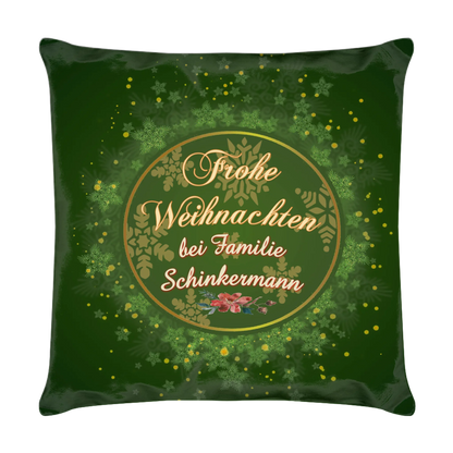 kissen-dunkel-gruen-40x40-cm-mit-familienname-geschenk-nachbarn-vorderseite-mit-schriftzug-frohe-weihnachten-bei-familie-und-personalisiertem-namen-umgeben-von-einem-runden-goldenen-rahmen-umgeben-von-schneeflocken-und-sternen