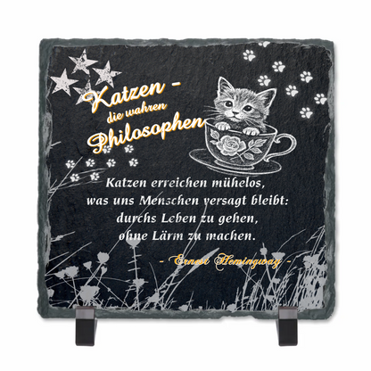berühmte-zitate-über-katzen-auf-schieferplatte-schwarz-mit-weißem-katzenmotiv-katze-in-tasse