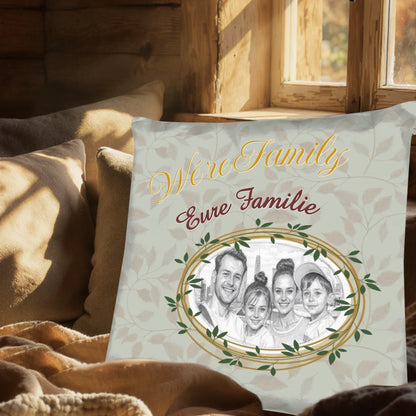 kissen-familie-personalisiert-mit-foto-als-zeichnung-auf-sofa-neben-holzfenster