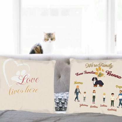 kissen-familie-personalisiert-mit-namen-der-kinder-hund-und-eltern-illustrierte-darstellung-aller-personen-und-hund-40x40-cm-vorderseite-und-rueckseite-auf-couch