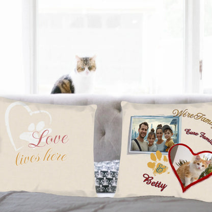 personalisiertes-familien-kissen-mit-katzenfoto-in-herz-rahmen-und-namen-familie-und-katze-40x40-cm-vorderseite-und-rueckseite-auf-couch