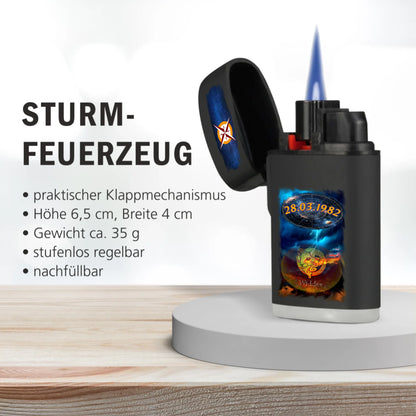 personalisiertes-jetflame-feuerzeug-schwarz-mit-motiv-sternzeichen-geburtsdatum-und-optional-mit-name-im-hintergrund-bild-von-gewitter-feuerzeug-steht-neben-den-produktinformationen