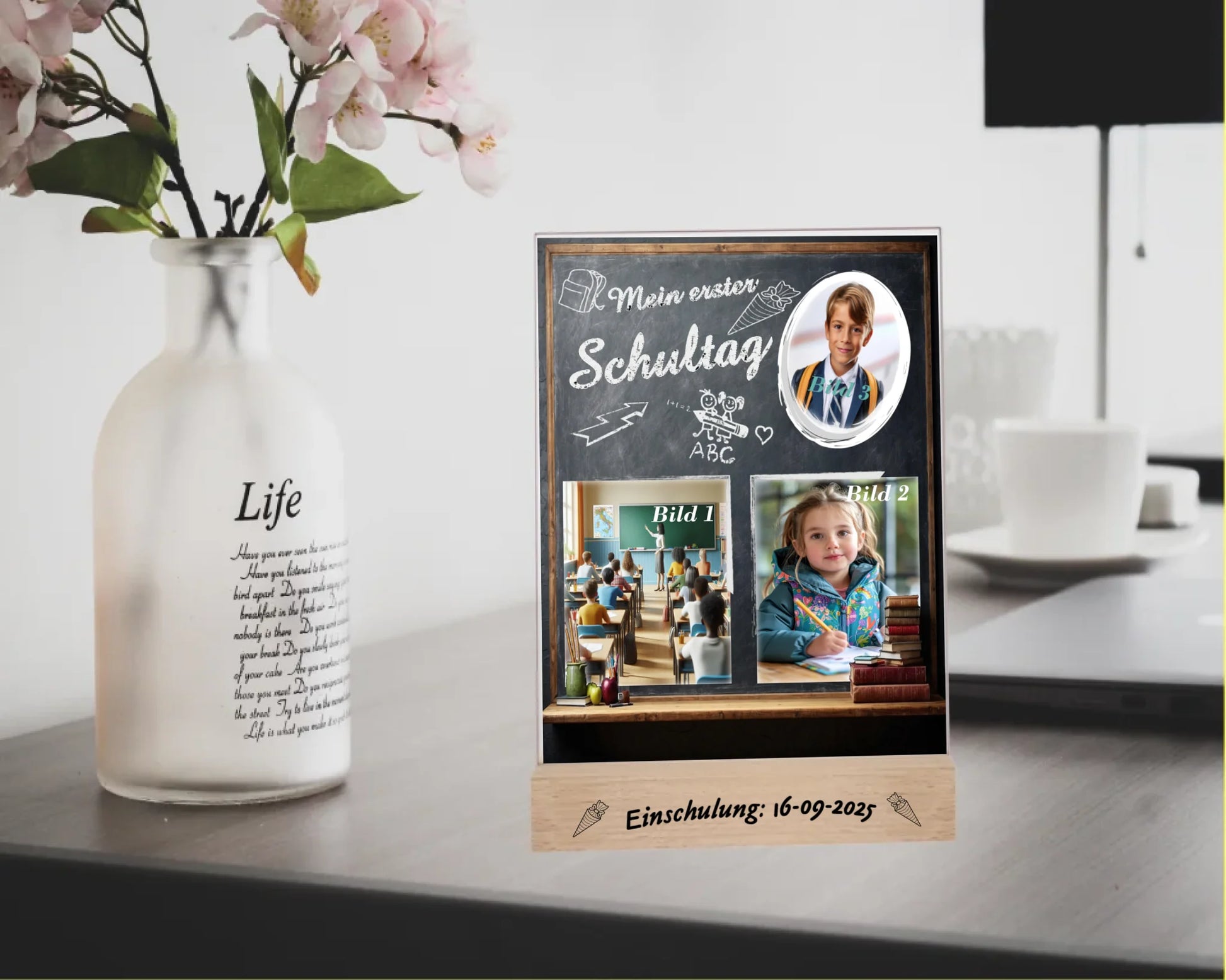 personalisierter-fotoaufsteller-acryl-15x20cm-optik-schultafel-mit-drei-fotos-gravur-am-holzsockel-mit-einschulungsdatum-fotoaufsteller-steht-auf-einem-schreibtisch