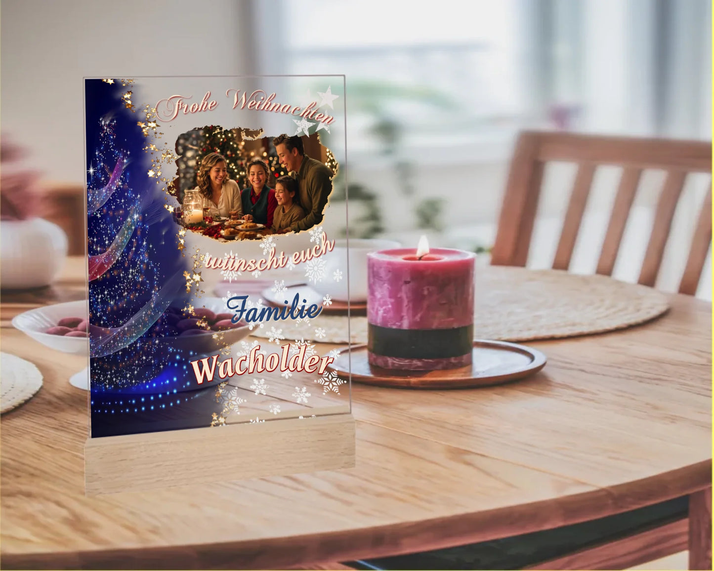 acrylglas-15x20cm-mit-standfuß-aus-echtholz-personalisiert-mit-familienfoto-und-familienname-in -der-linken-haelfte-ist-ein-weihnachtsbaum-mit-bunten-lichtern-und-dunkelblauem-hintergrund-fließender-uebergang-zur-transparentnen-hälfte-mit-foto-name-und-schriftzug-frohe-weihnachten-wuenscht-euch-familie-name-der-familie-fotoaufsteller-steht-auf-einem-esszimmertisch-neben-kerze