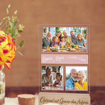 personalisierter-acrylglas-fotoaufsteller-für-großeltern-mit-collage-aus-3-bildern-und-graviertem-holzsockel