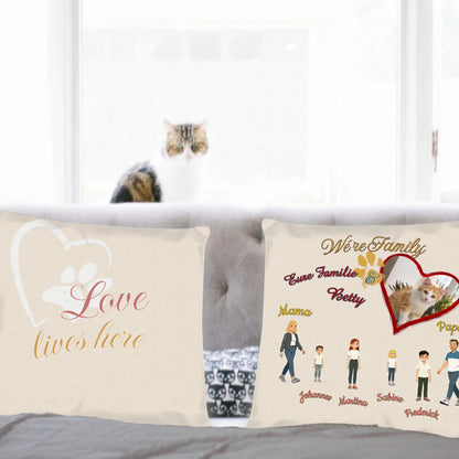 fotokissen-familie-mit-katze-personalisiert-mit-namen-40x40-cm-vorderseite-und-rueckseite-auf-couch
