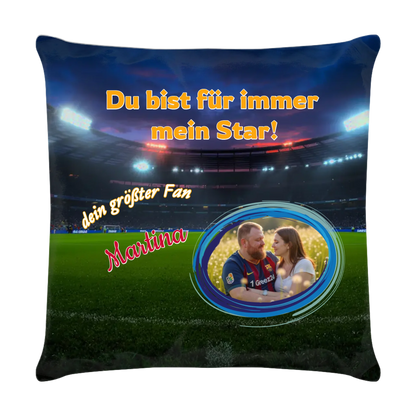personalisiertes-kissen-fussball-40x40-cm-rueckseite-mit-foto-spruch-und-namen