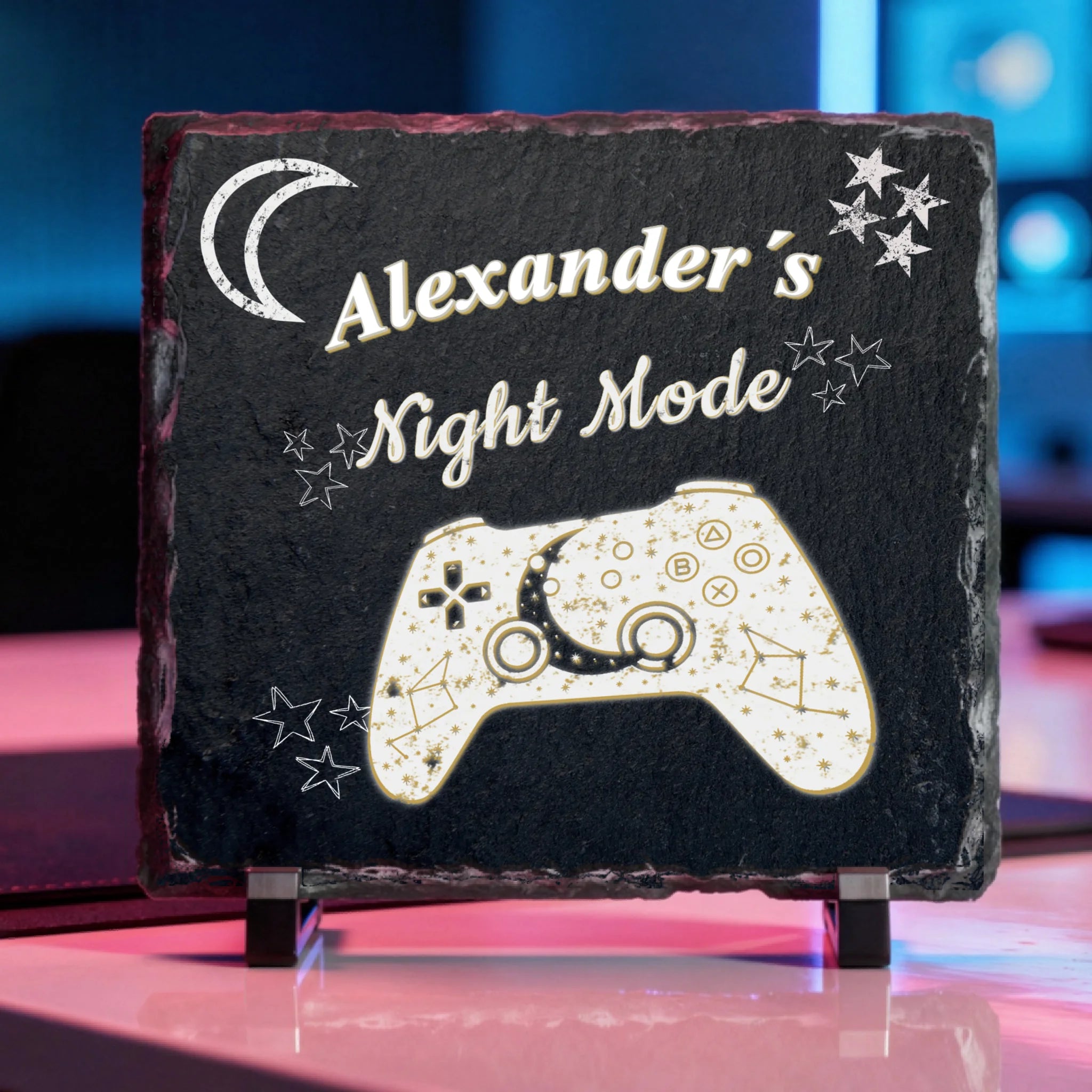 das-edle-gamertag-schild-aus-echtem-naturstein-15x15-cm-als-cozy-gaming-deko-platziert-auf-dem-schreibtisch