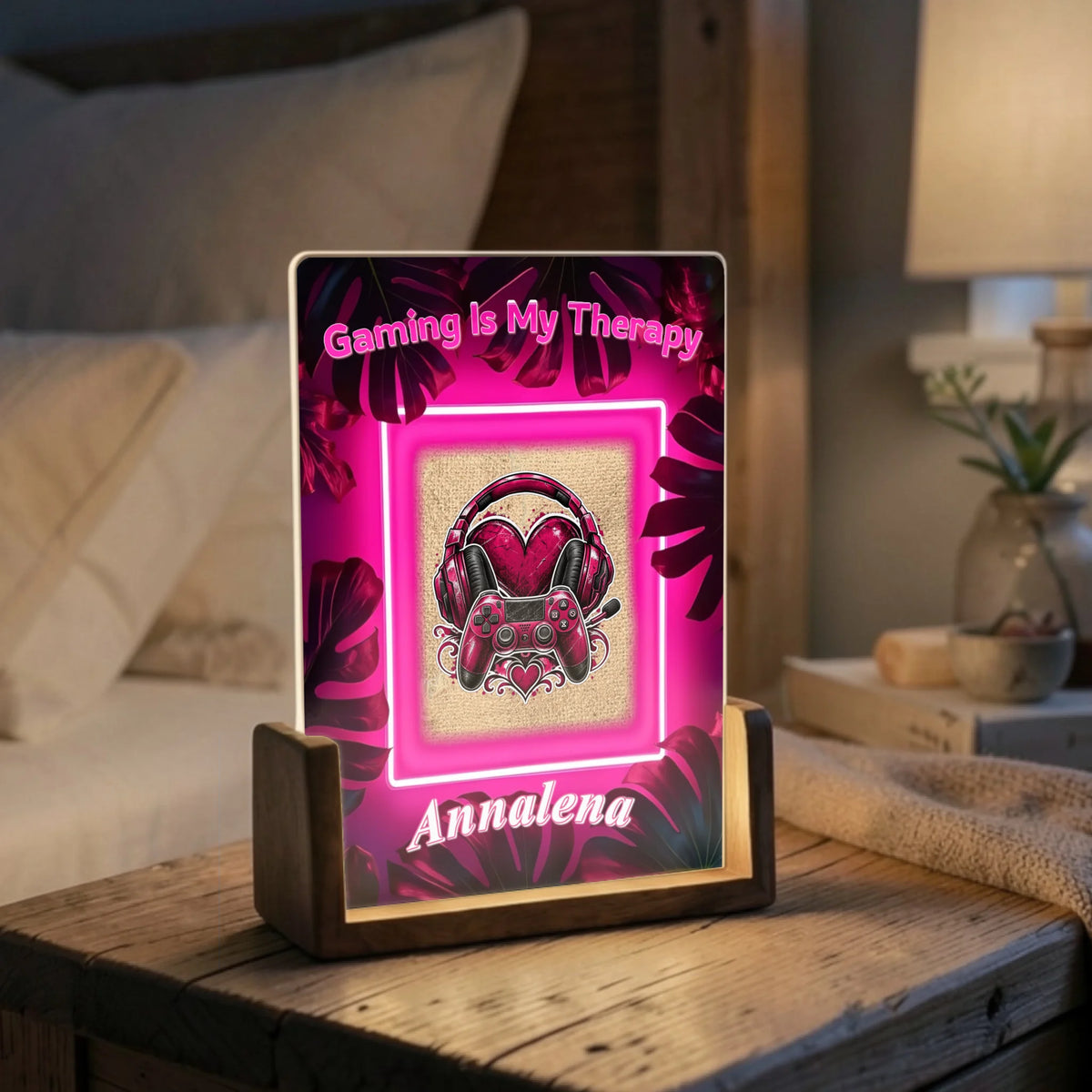 gaming-lampe-mit-gaming-is-my-therapy-schriftzug-und-individuellem-namen-auf-nachttisch
