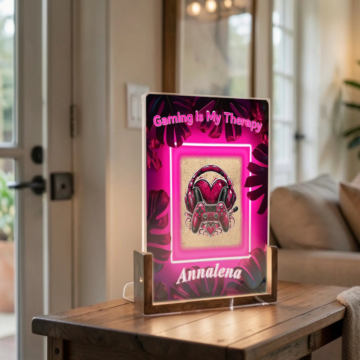 pinke-led-lampe-mit-herzmotiv-als-geschenkidee-fuer-gamer-girls-auf-wohnzimmertisch