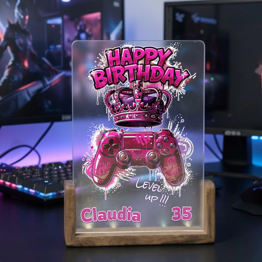 personalisierte-gaming-lampe-in-beerenpink-mit-controller-und-geburtstagsmotiv-auf-gaming-schreibtisch