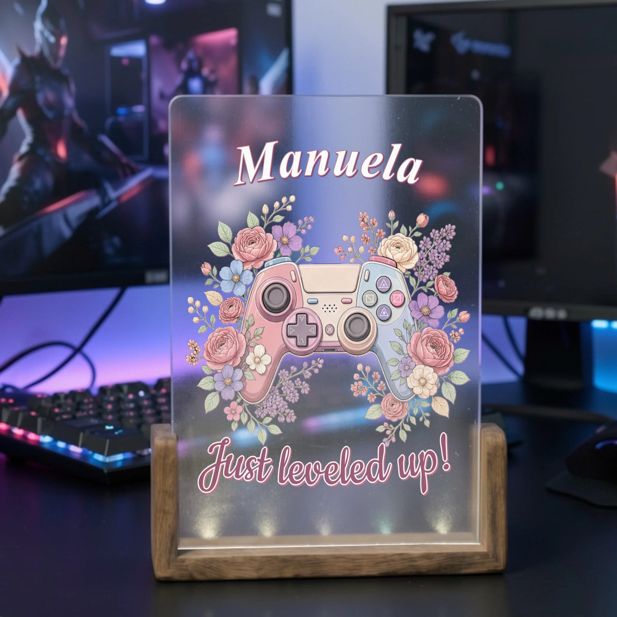 personalisierte-gaming-lampe-mit-blumen-controller-und-wunschnamen-vor-gamingcomputer
