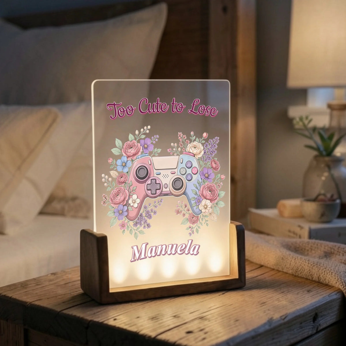 gaming-lampe-mit-eigenem-namen-und-verspieltem-controller-blumen-motiv-auf-nachttisch