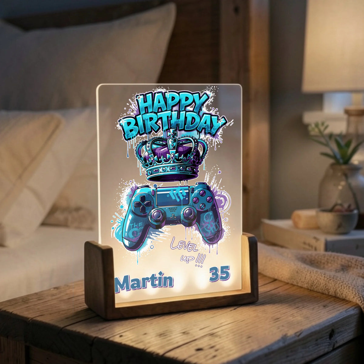 personalisierte-gaming-lampe-mit-wunschnamen-und-alter-auf-nachttisch-im-schlafzimmer