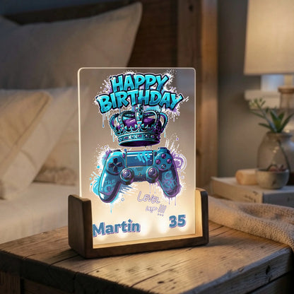 personalisierte-gaming-lampe-mit-wunschnamen-und-alter-auf-nachttisch-im-schlafzimmer