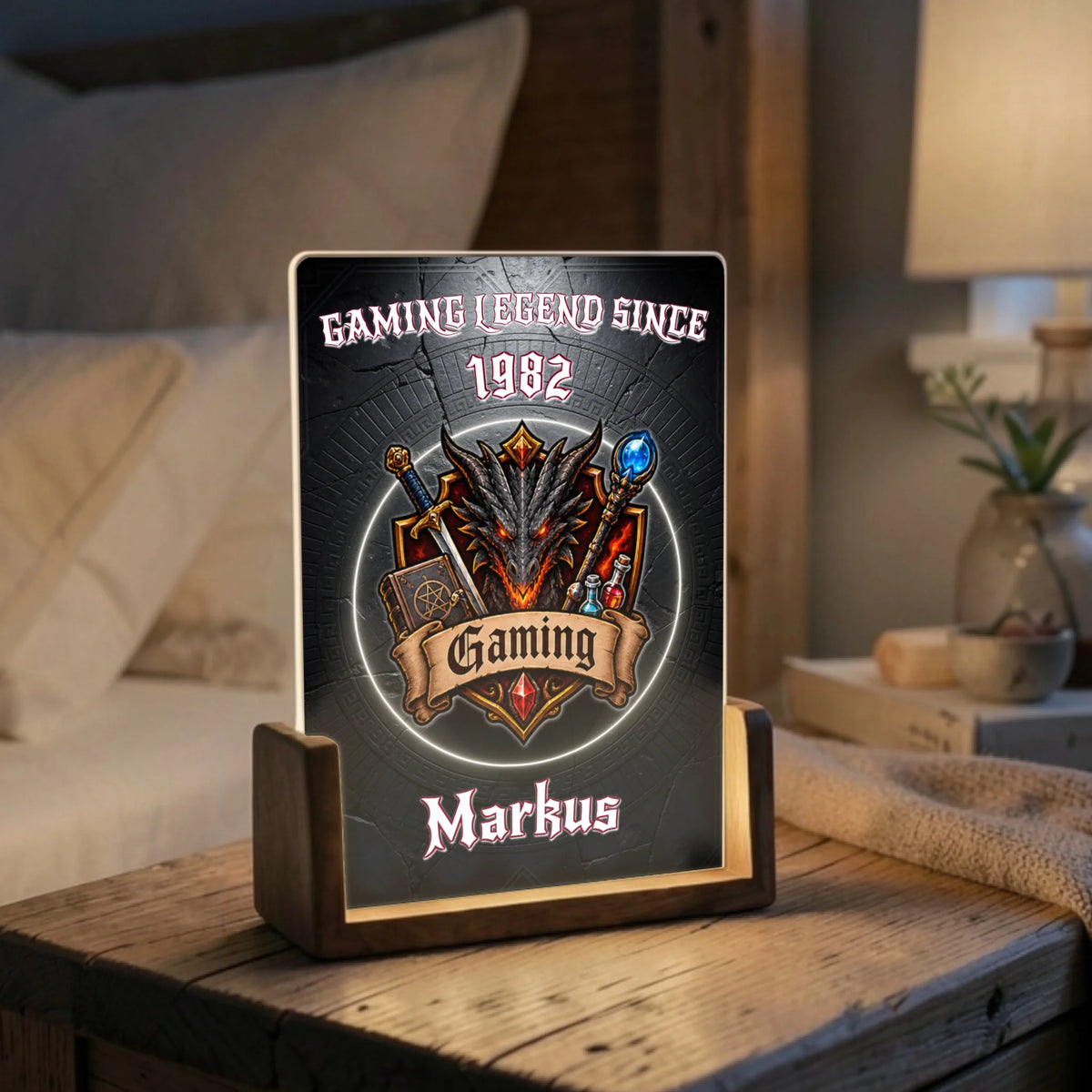 gaming-lampe-mit-personalisiertem-namen-und-since-jahreszahl-auf-nachttisch-im-schlafzimmer