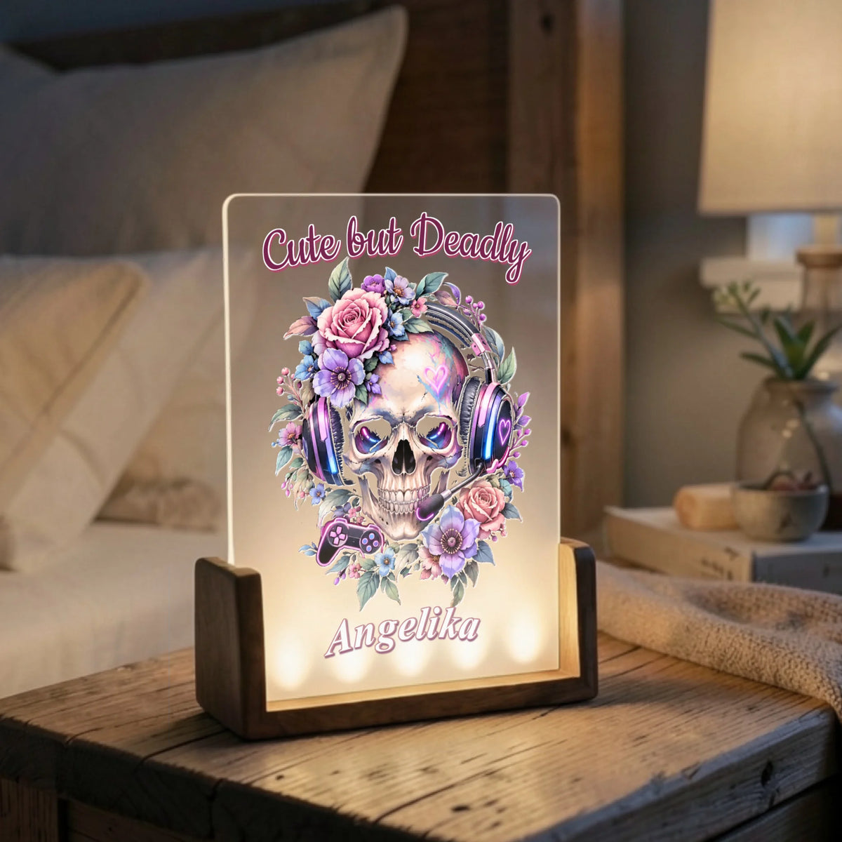 gaming-lampe-mit-wunschnamen-und-blumen-umrahmtem-totenkopf-auf-nachttisch-im-schlafzimmer