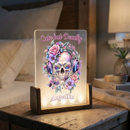 gaming-lampe-mit-wunschnamen-und-blumen-umrahmtem-totenkopf-auf-nachttisch-im-schlafzimmer