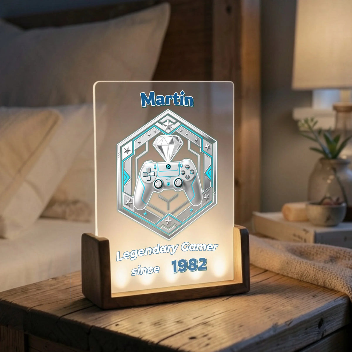 gaming-lampe-mit-eigenem-namen-und-geburtsjahr-auf-nachttisch-im-schlafzimmer