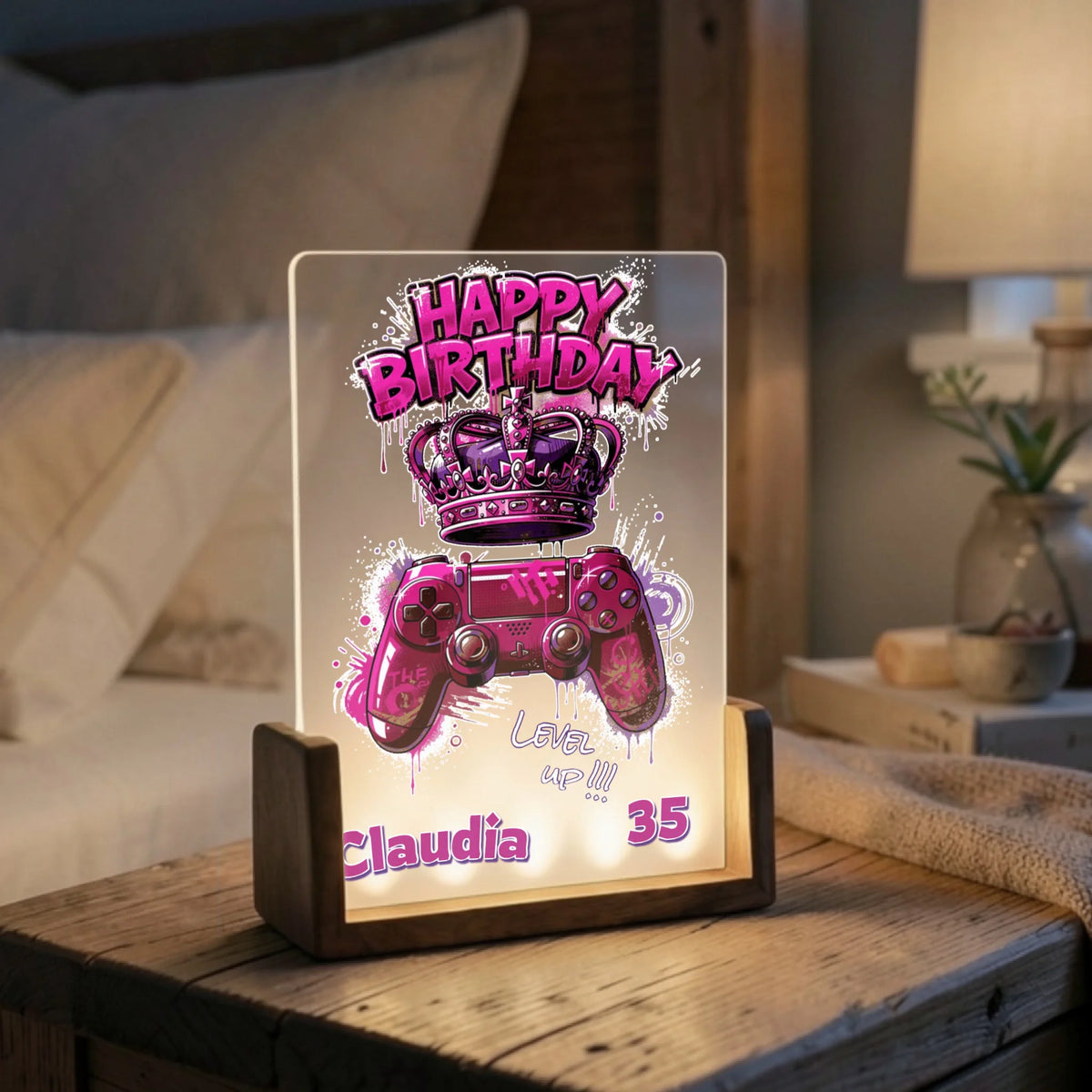 gaming-lampe-mit-personalisiertem-namen-und-alter-auf-nachttisch-im-schlafzimmer