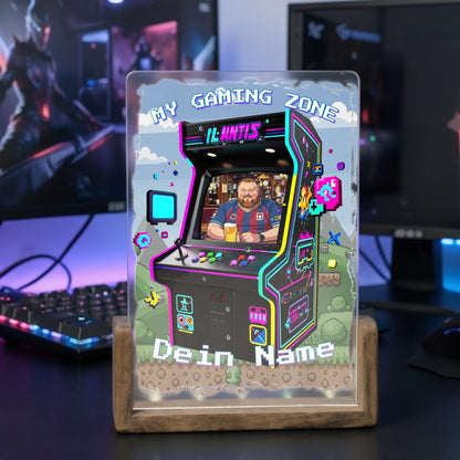 personalisierte-gaming-lampe-mit-eigenem-8-bit-foto-im-arcade-automaten-auf-gaming-schreibtisch