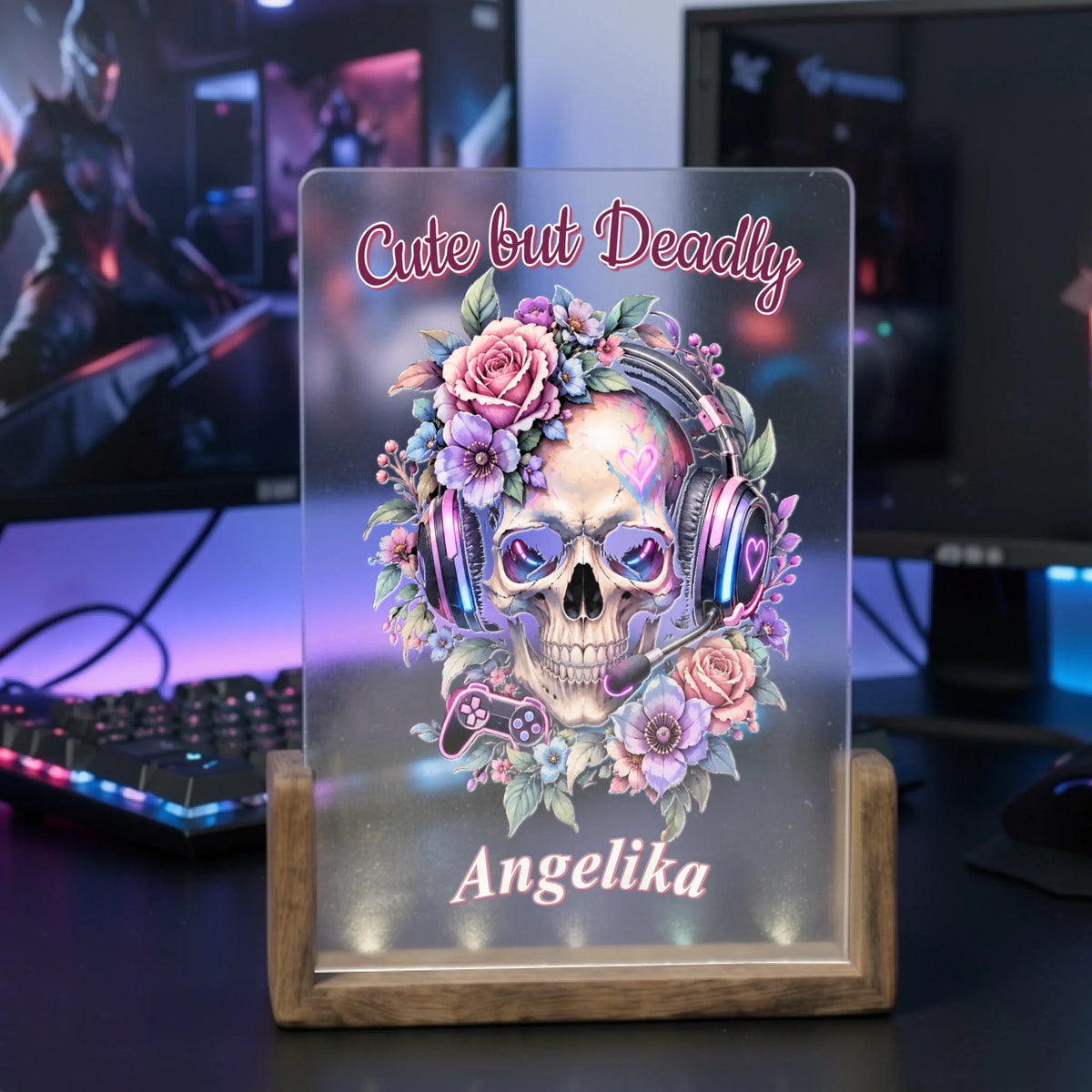 personalisierte-gaming-lampe-mit-totenkopf-headset-und-blumenmotiv-auf-gaming-schreibtisch