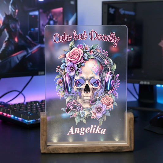 personalisierte-gaming-lampe-mit-totenkopf-headset-und-blumenmotiv-auf-gaming-schreibtisch