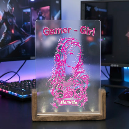 personalisierte-gaming-lampe-mit-pinker-gamer-girl-silhouette-auf-gaming-schreibtisch