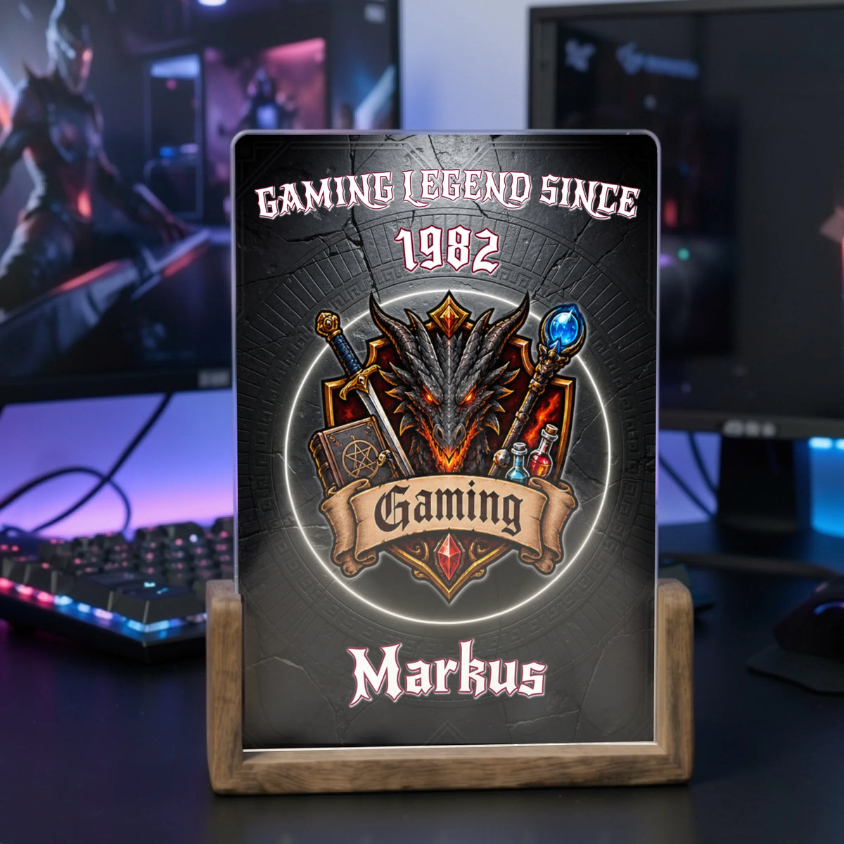 personalisierte-gaming-lampe-mit-namen-jahreszahl-und-gaming-wappen-auf-dem-gaming-schreibtisch