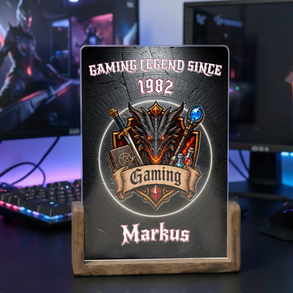 personalisierte-gaming-lampe-mit-namen-jahreszahl-und-gaming-wappen-auf-dem-gaming-schreibtisch