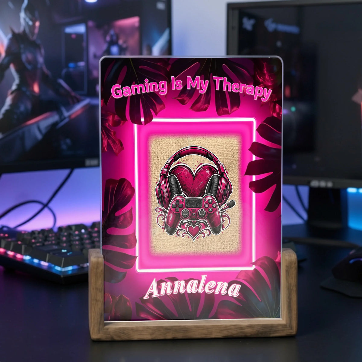 personalisierte-gaming-lampe-mit-namen-auf-gaming-schreibtisch