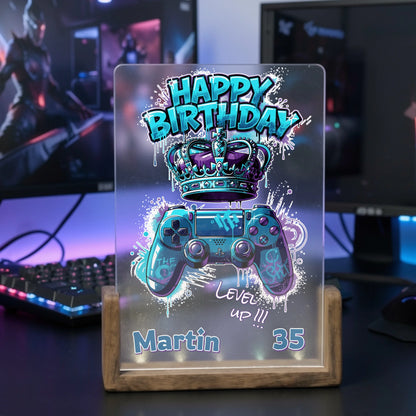 personalisierte-gaming-lampe-mit-blauem-controller-und-geburtstagsmotiv-auf-gaming-schreibtisch-vor-gamingcomputer