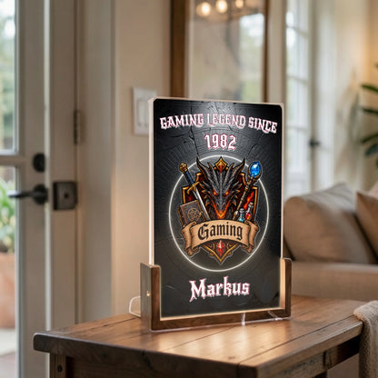 led-acryl-lampe-gaming-legend-since-mit-schwarzem-schieferhintergrund-und-genre-wappen-auf-wohnzimmertisch