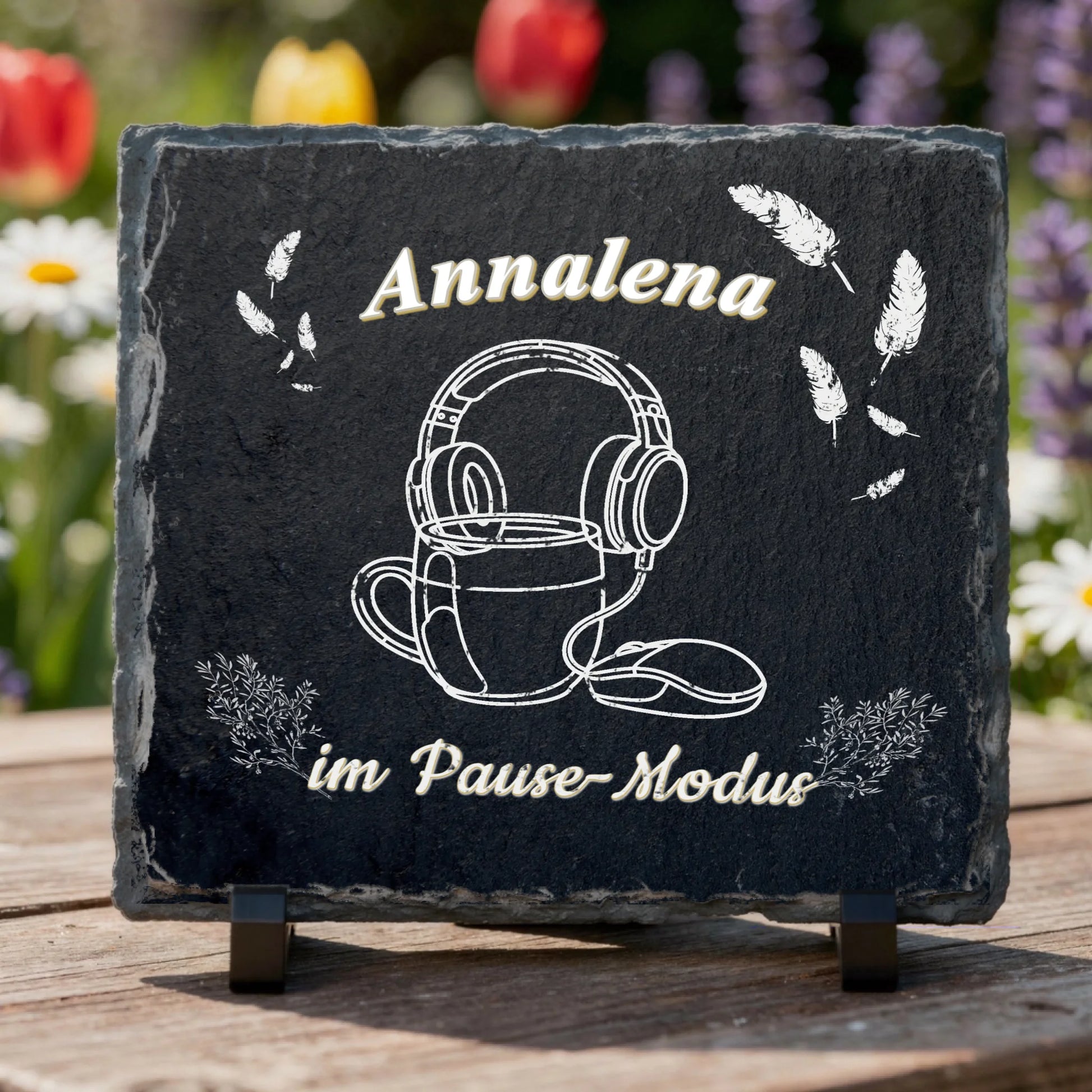 die-schieferplatte-mit-namen-steht-auf-einem-tisch-als-geschenke-fuer-gamer-und-gamertag-schild