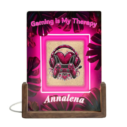 gaming-therapy-motiv-mit-beerenpinkem-herz-headset-pinkem-rahmen-und-dunklen-pflanzenblaettern