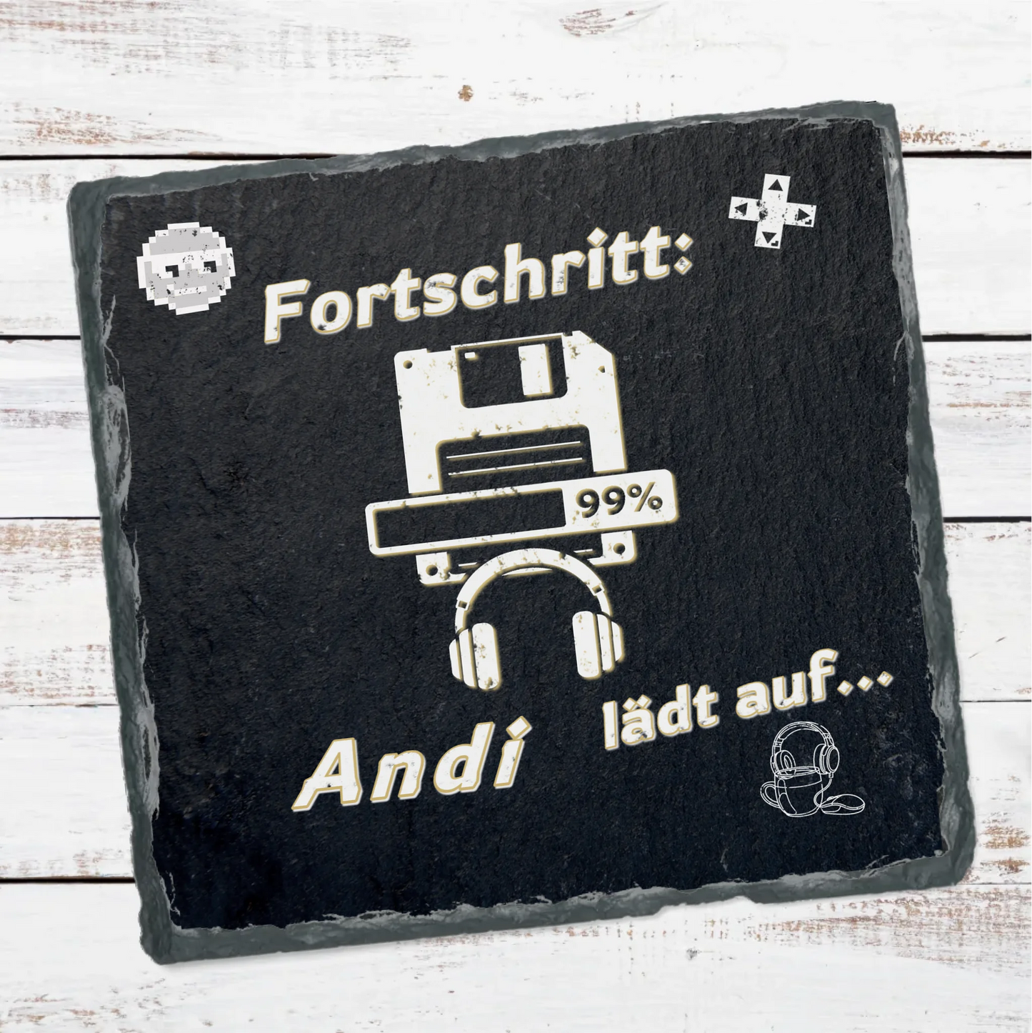 gaming-setup-zubehoer-mit-wunschname-eine-schieferplatte-zum-aufstellen-mit-ladebalken-und-save-game-icon