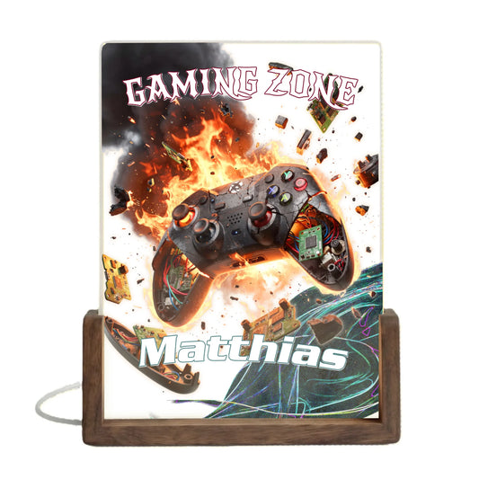 schwarzer-gaming-controller-mit-aus-dem-gehaeuse-schlagenden-flammen-vor-gruen-blauem-wellendesign