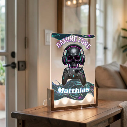 gaming-lampe-mit-totenkopf-und-headset-als-geschenk-fuer-gamer-auf-wohnzimmertisch