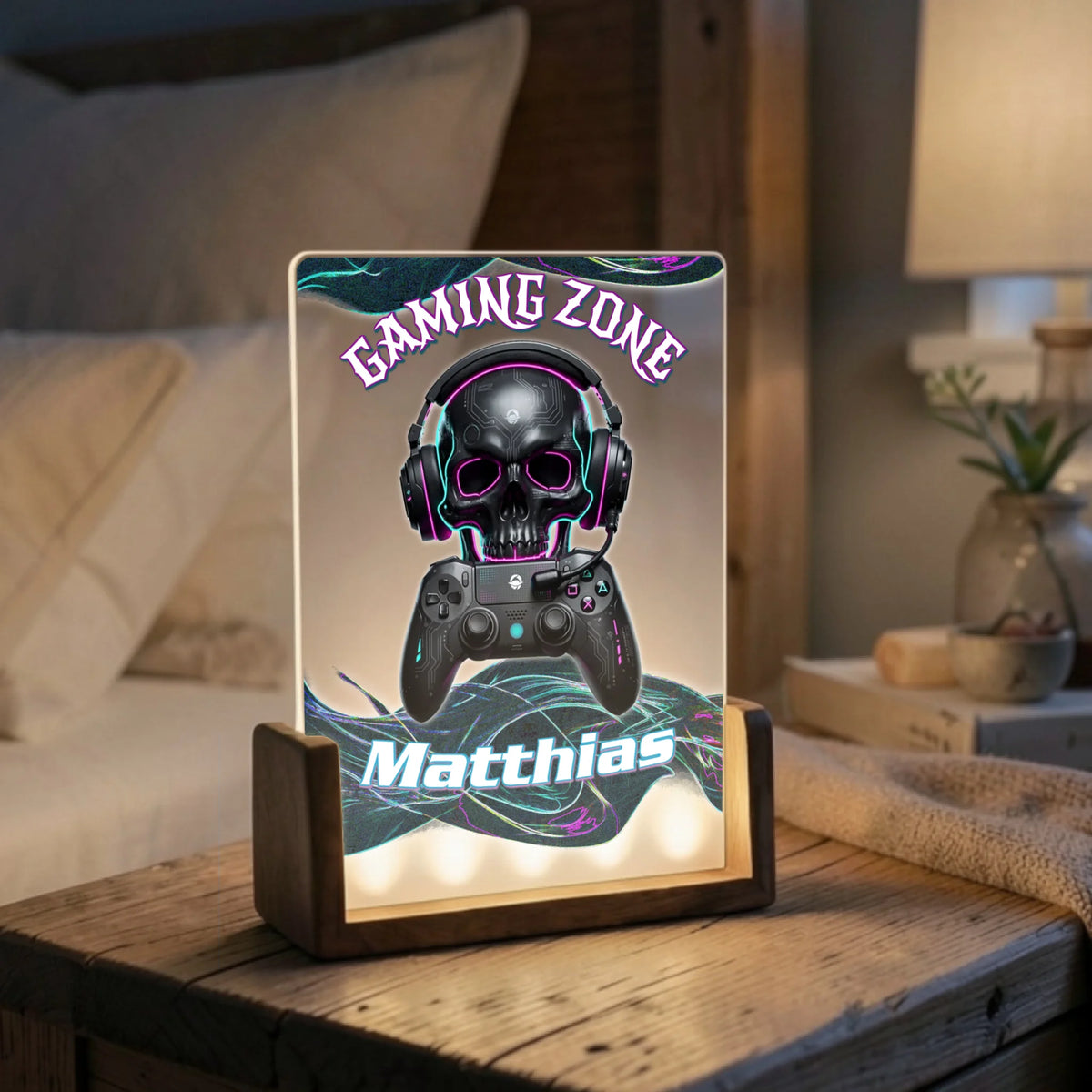 gaming-lampe-mit-gaming-zone-schriftzug-und-wunschnamen-auf-nachttisch