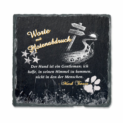 hunde-zitate-zum-nachdenken-auf-schieferplatte-schwarz-mit-weißer-schrift-und-motiv-silouette-mann-mit-hund-auf-einem-weg