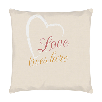 kissen-familie-40x40-cm-rueckseite-cremefarben-mit-herz-und-schriftzug-love-lives-here