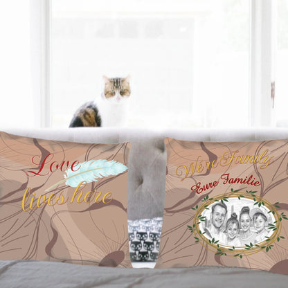 familien-kissen-personalisiert-mit-name-und-foto-als-zeichnung-40x40-cm-braun-vorderseite-und-rueckseite-auf-couch