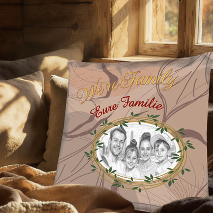 kissen-familie-mit-foto-als-zeichnung-und-name-personalisiert-auf-couch-neben-holzfenster