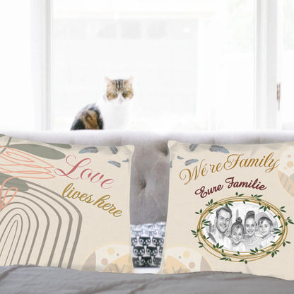 familien-kissen-personalisiert-mit-foto-als-zeichnung-und-familienname-40x40-cm-creme-vorderseite-und-rueckseite-auf-couch