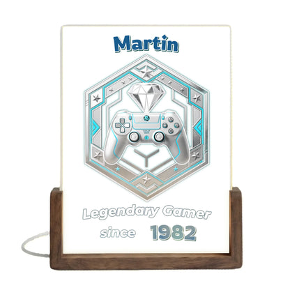 legendary-gamer-design-mit-silber-grauem-controller-im-sechseck-und-neonblauen-akzenten