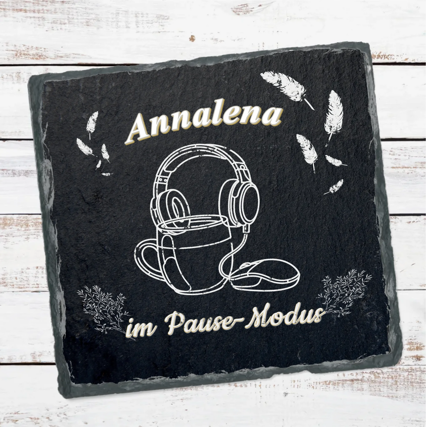eine-edle-schieferplatte-mit-namen-bedruckt-im-modernen-line-art-stil