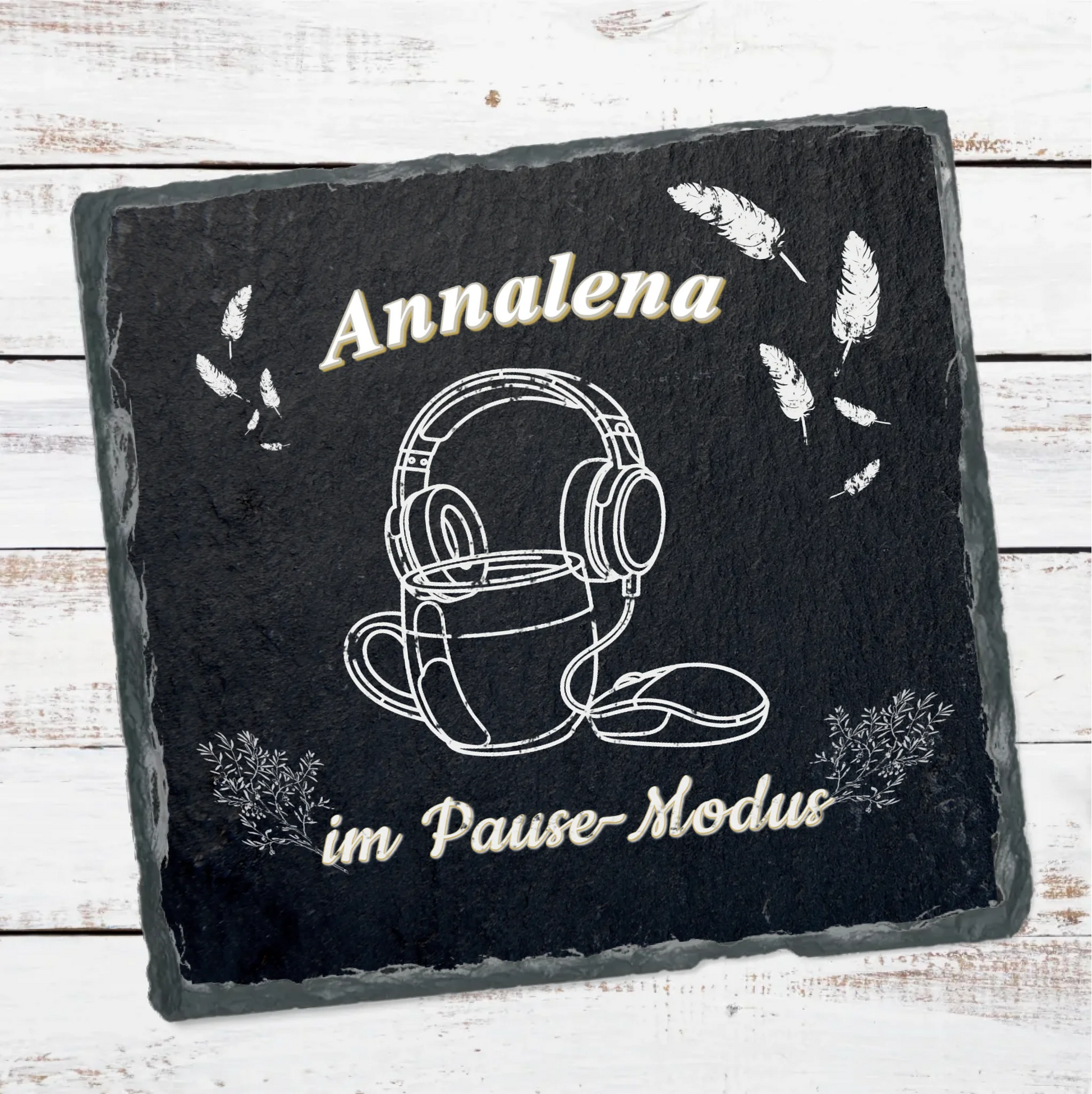 eine-edle-schieferplatte-mit-namen-bedruckt-im-modernen-line-art-stil